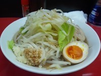 「ラーメン（並）600円（ヤサイちょい増し・ニンニク）」@びんびん豚の写真