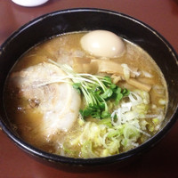 「光  魚介豚骨ラーメン《細麺を選択》￥７５０＋煮玉子￥１００」@ラーメン ひかりの写真