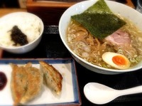 「しおらーめん＋餃子３個＋半ライス」@らーめん おがわの写真