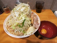 「ラーメン小　６５０円　＋　生卵　５０円」@豚星。の写真