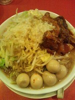 「豚辛らーめん（野菜・あぶら・ニンニク増し・うずらトッピング）」@麺屋 あっ晴れ どまん中錦店の写真