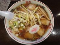 「名物ねぎ肉中華そば(しょうゆ)(大盛)(850円+クーポン)」@元祖會津中華そば べこ めでたいや 東京分店の写真