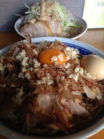 「大ラーメン（700円）+つけそば（150円）ヤサアブニン」@豚星。の写真