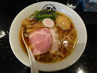 「手もみ中華そば+味玉(700円+クーポン)」@666の写真