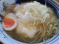 「濃厚チーズ琥珀そば７２０円＋餃子２７０円＋半ライス８０円」@自家製麺 琥珀の写真