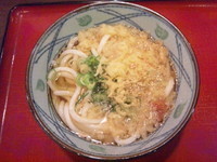 「かけうどん(280円)　天かす・生姜・ｺﾞﾏのせ」@愉々家 新大阪店の写真