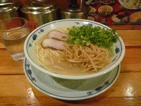 「白いとんこつらあめん」@らーめん英 下高井戸店の写真