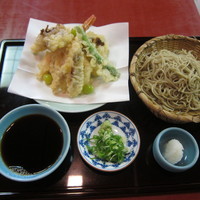 「秋色天せいろ（１６００円）（松茸、しめじ、舞茸。万願寺ししと」@手打そば旭庵の写真