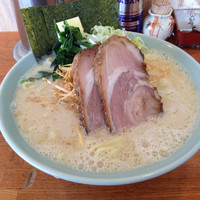 「塩とんこつラーメン中盛」@横浜ラーメン とんこつ家 平須店の写真