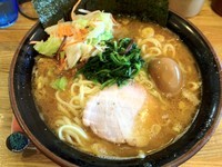 「中盛ラーメン＋味付玉子＋野菜畑（￥750＋￥50＋￥30）」@横横家の写真