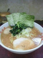 「ラーメン　中盛　味付け玉子」@横浜ラーメン 町田家 新宿南口店の写真