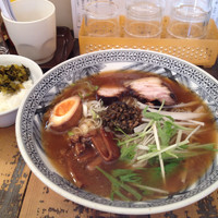 「竹炭醤油ラーメン650円」@元祖竹炭らーめん はと車の写真
