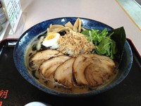 「黒こってりラーメン+チャーシュー」@朝日屋の写真
