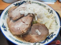 「ラーメン（大盛、野菜多め）＋チャーシュー1枚」@肉汁うどんマルフジの写真