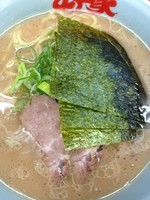「醤油チャーシュー麺(８２０円)・中盛り(１００円)」@ラーメン山岡家 千葉佐倉店の写真