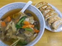 「とりきのこラーメン（ハーフ）と餃子 ￥660」@ぎょうざの満洲 上福岡北口店の写真