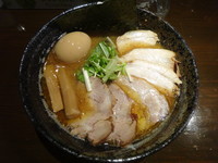 「やまやん家らーめん焦がしにんにく2代目(1000円)」@焦がしにんにくつけ麺 大外一気の写真