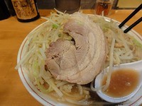 「小ラーメン豚入り　750円　ニンニク　脂」@豚星。の写真