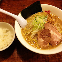 「ラーメン大盛+半ライス」@野方ホープ 原宿店の写真