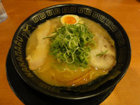 「醤油とんこつ（ちぢれ麺）」@豚人 栗東店の写真