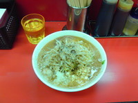 「ラーメン(ニンニク、アブラ、タマネギ、魚粉)」@豚ラーメン 蕨店の写真