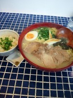 「特製ラーメン大盛り千円、鯛出汁で炊いたご飯（ランチサービス）」@あおぞらの写真