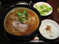 「黄金らぁめん（醤油味）＋麺大盛：780円＋100円」@中国的酒場 あひるの台所 二子玉川店の写真