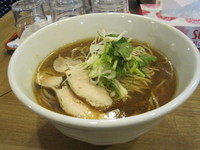 「阿波尾鶏醤油ラーメン（4周年特別企画）　690円」@らーめん マル汁屋の写真