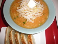 「味噌バターラーメン+餃子　「720円+157円」」@くるまやラーメン 東武動物公園店の写真