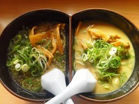 「三田スペシャル（レギュラー麺固め、ネギ/メンマ多め）￥700」@天下一品 三田店の写真