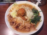 「【11月限定】とんこつ味噌(辛味挽肉のせ)中盛り ￥900」@伝家の写真