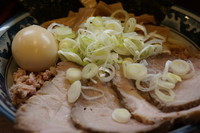 「全部乗せ油そば+大盛」@兎に角 松戸店の写真