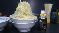 「中ラーメン(300g)ﾔｻｲﾏｼﾏｼ豚まし黒烏龍茶」@ハングリーピッグの写真