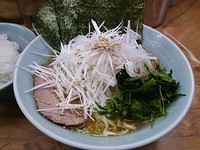 「ネギらーめん（並）800円＋ライス（サービス）」@横浜ラーメン 武蔵家 志木店の写真