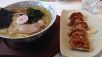 「らーめん(白)＋餃子(6ケ)＋ごはん」@らーめんと餃子のカエル家の写真