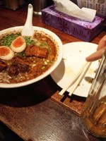 「角煮乗せ黒濱ラーメン、味玉、替玉、生ビールセット」@横濱ハイハイ楼 横浜店の写真