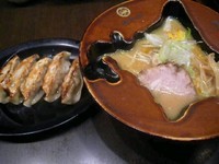 「極上渡り蟹の味噌らーめん+肉汁餃子+カニ爪フライ」@蟹専門 けいすけ 北の章の写真