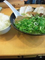 「肉ネギラーメン　900円　替玉100円×2　サービスライス」@ラーメン自由人の写真