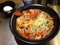 「温玉紅らーめん(麺少なめ)」@麺創研 紅 府中の写真