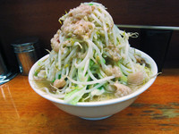 「小ぶた増し（ヤサイチョイマシ、アブラニンニク）」@ラーメン二郎 立川店の写真