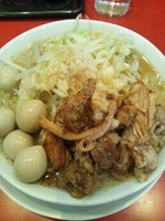 「とろ豚らーめん（アブラ・ニンニク増し・うずらトッピング）」@麺屋あっ晴れ 堀田店の写真