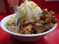 「ミニラーメン(ニンニク少し)600円+レアほぐし豚100円」@麺屋 桐龍の写真