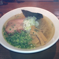 「塩ラーメン(直火焼きチャーシュー)650円」@喜元門 本店の写真