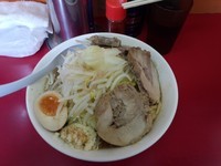 「ラーメン中＋小豚　野菜1.3 にんにく増」@モッコリ豚の写真