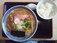 「らーめん＋中盛り（無料）＋麺硬め＋半ライス」@大勝軒てつの写真