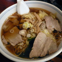 「チャシュー雲呑麺 750円（毎月20日感謝日100円引適用）」@品香亭の写真