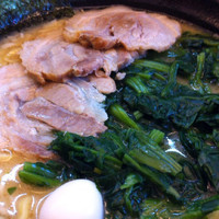 「ラーメン+麺増し+ほうれん草+チャーシュー2枚(サービス券)+大」@濃厚とんこつラーメン 十条家の写真