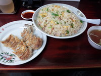 「チャーハン（特盛）＋餃子　１３００円」@漫々亭の写真