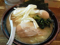 「豚骨塩らあめん（中）　：クーポン券で味玉」@らあめん 塩八の写真