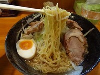 「ラーメン（小）極細麺500円、チャーシュー150円」@ラーメン梅 梅島店の写真